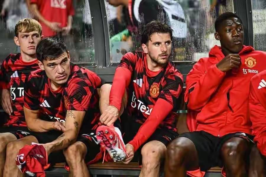 内维尔硬核点评！两大中场全场最佳，卡里克圆满完成红魔阶段性重任！